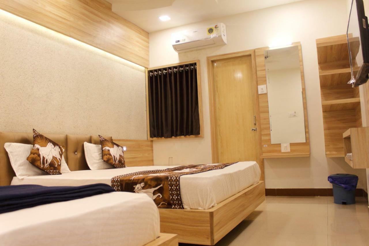Hotel Shri Radhe Somnāth Esterno foto