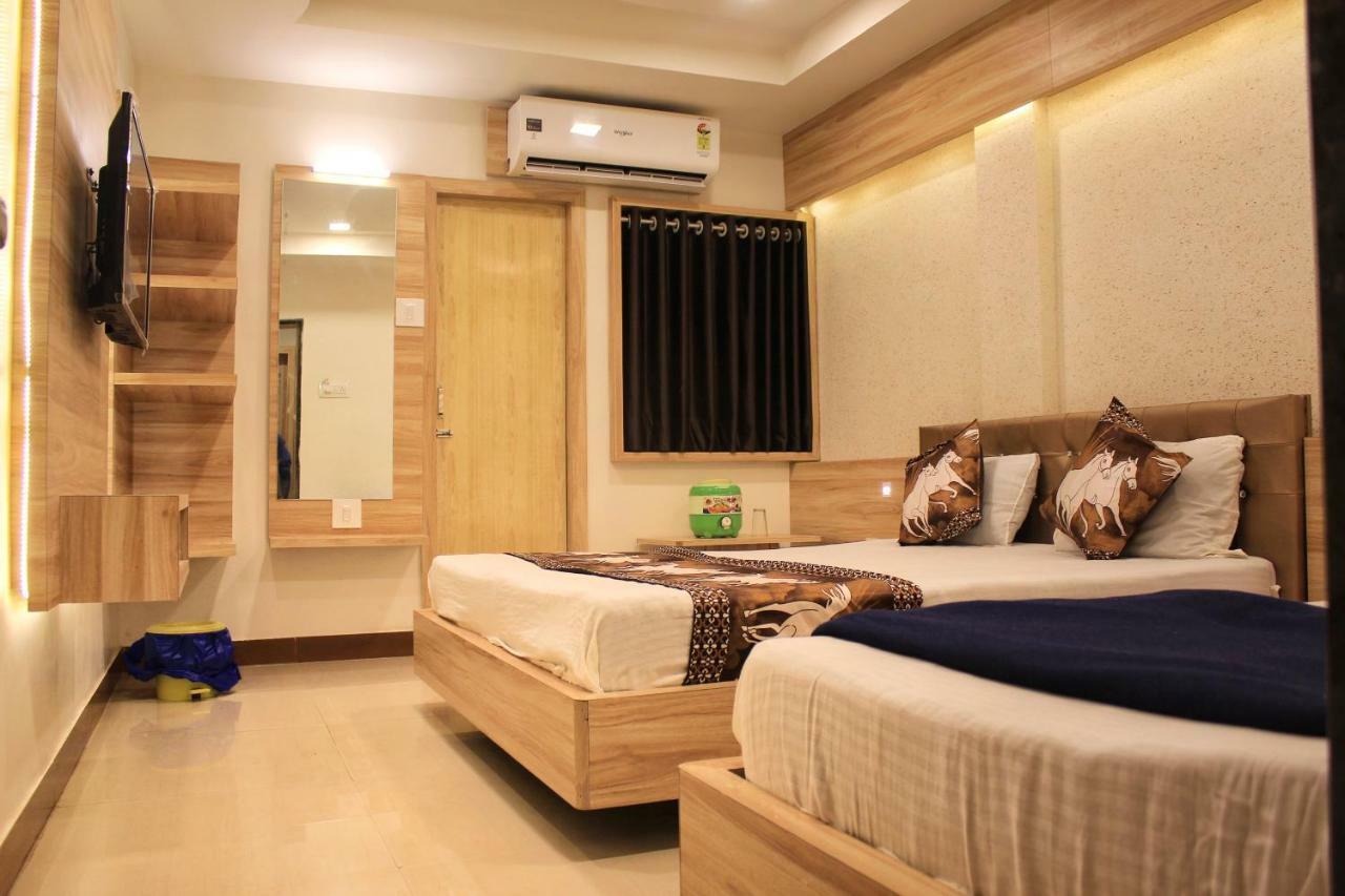 Hotel Shri Radhe Somnāth Esterno foto