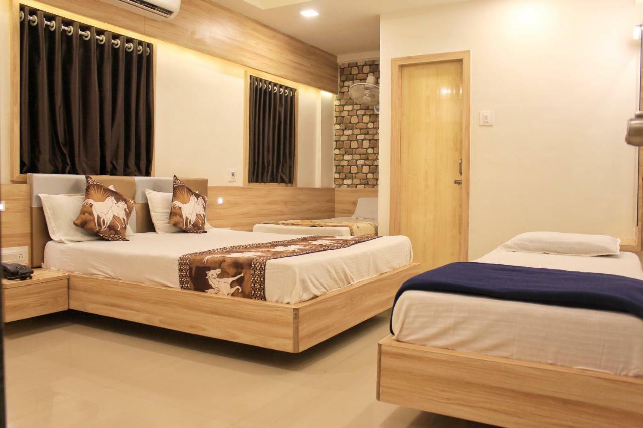Hotel Shri Radhe Somnāth Esterno foto