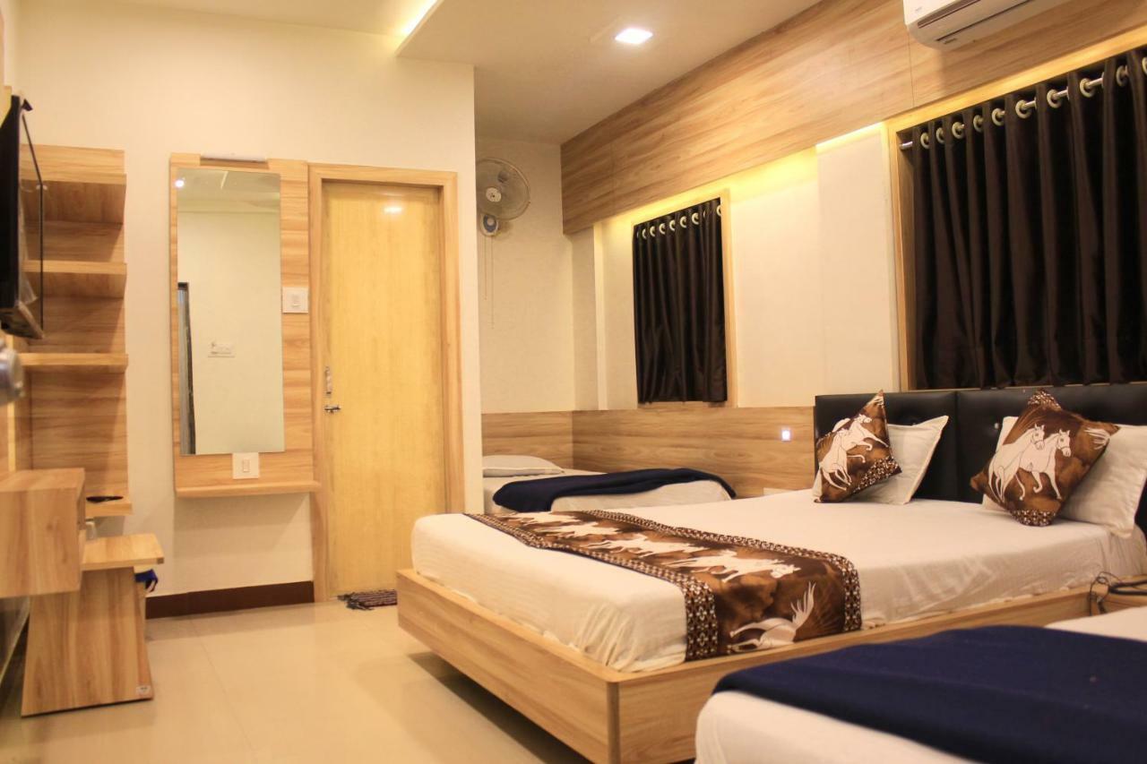 Hotel Shri Radhe Somnāth Esterno foto