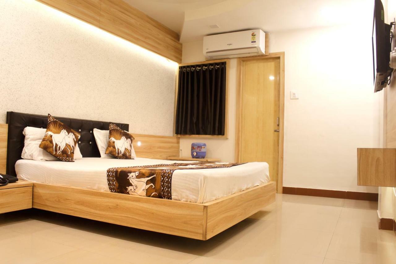 Hotel Shri Radhe Somnāth Esterno foto