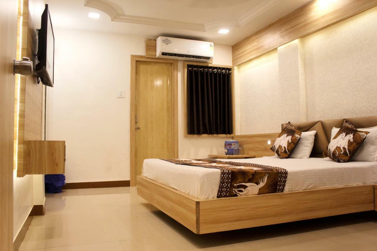 Hotel Shri Radhe Somnāth Esterno foto