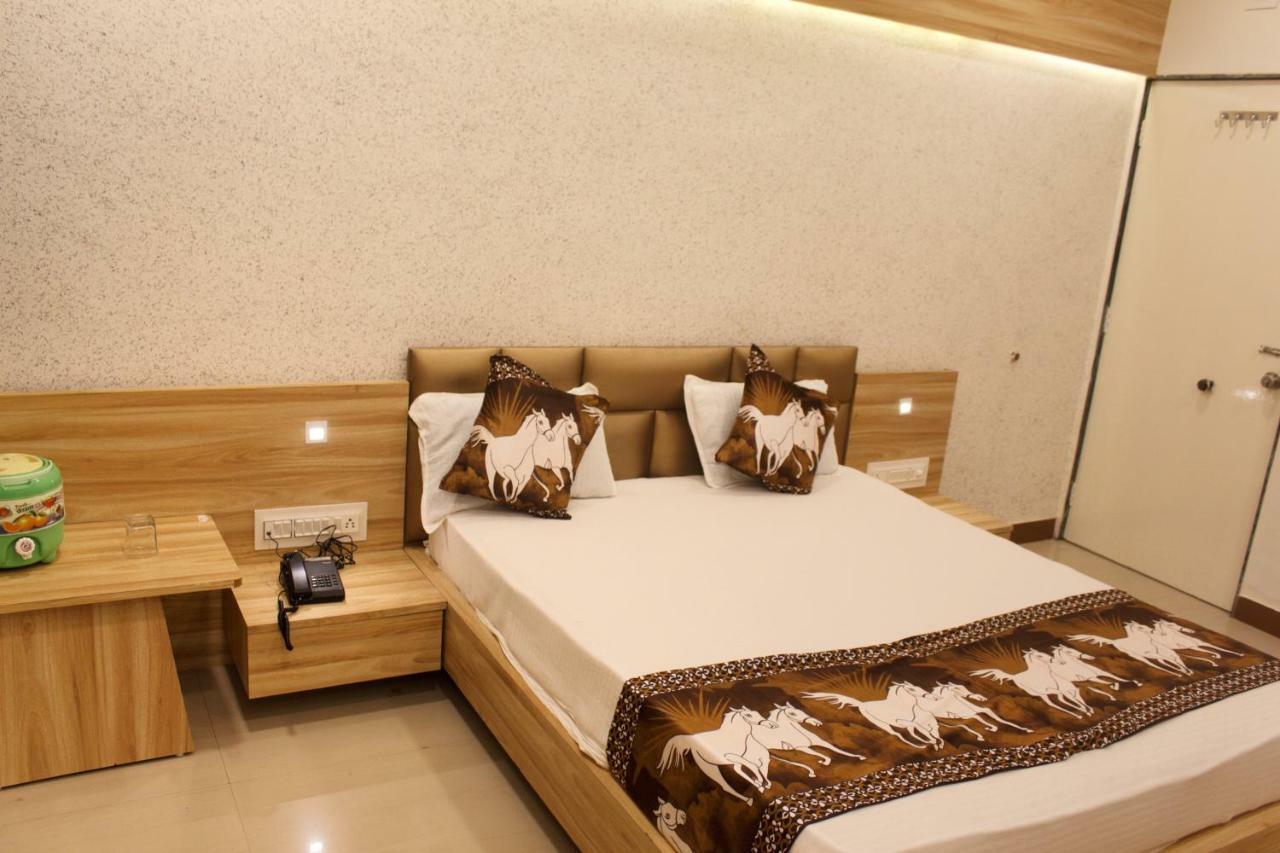 Hotel Shri Radhe Somnāth Esterno foto
