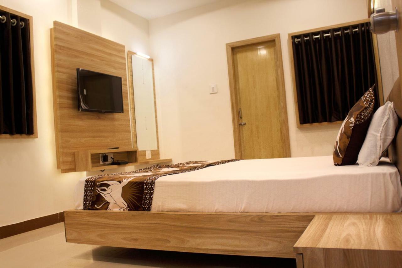 Hotel Shri Radhe Somnāth Esterno foto